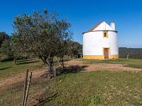 Vorbei an restaurierter Ölmühle